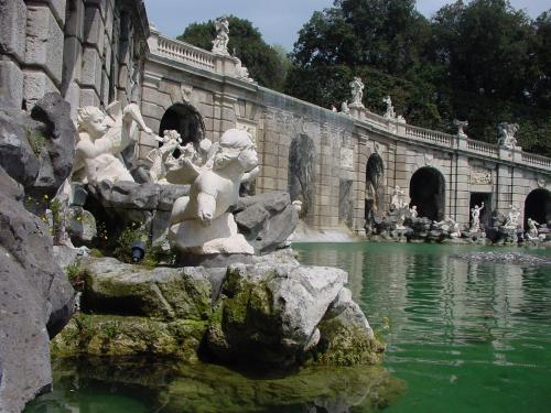 http://www.travelvivi.com/wp-content/uploads/2010/01/Versailles-Park-and-Fountains.jpg