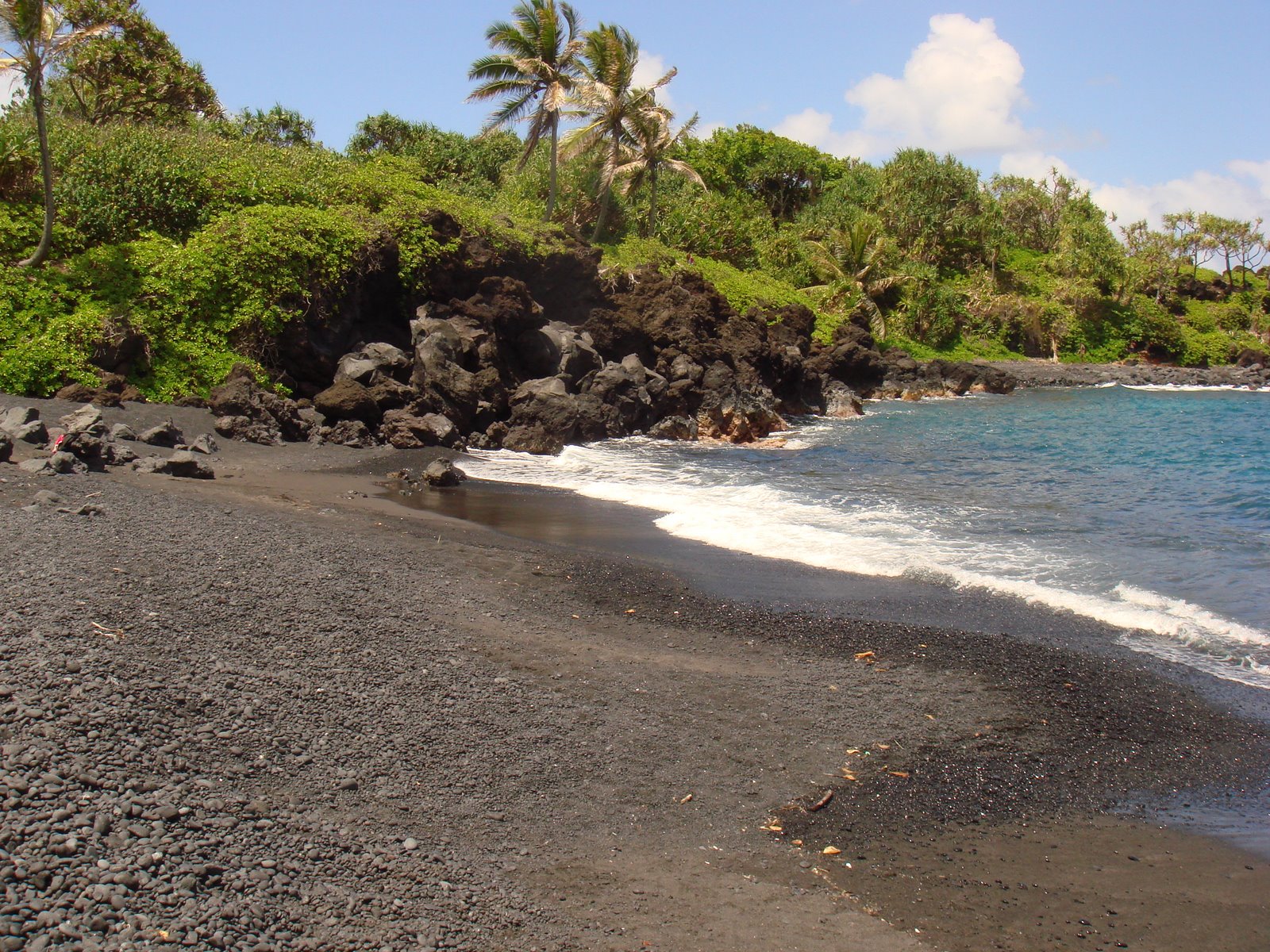 honokalani-black-sand-beach