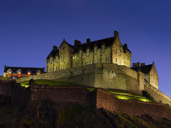 Edinburgh-Castle-at-Night-Scotland