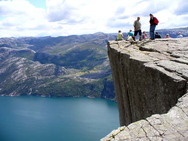 Pulpit-Rock-BASE-jumping