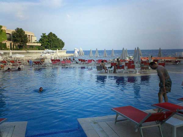 Le Meridien Beach Plaza pool