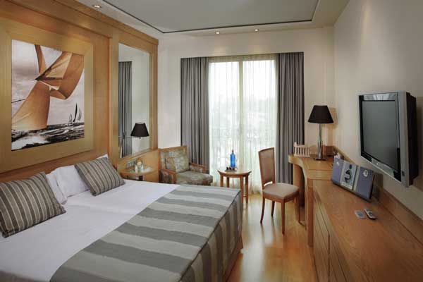 Hotel Las Arenas guestroom